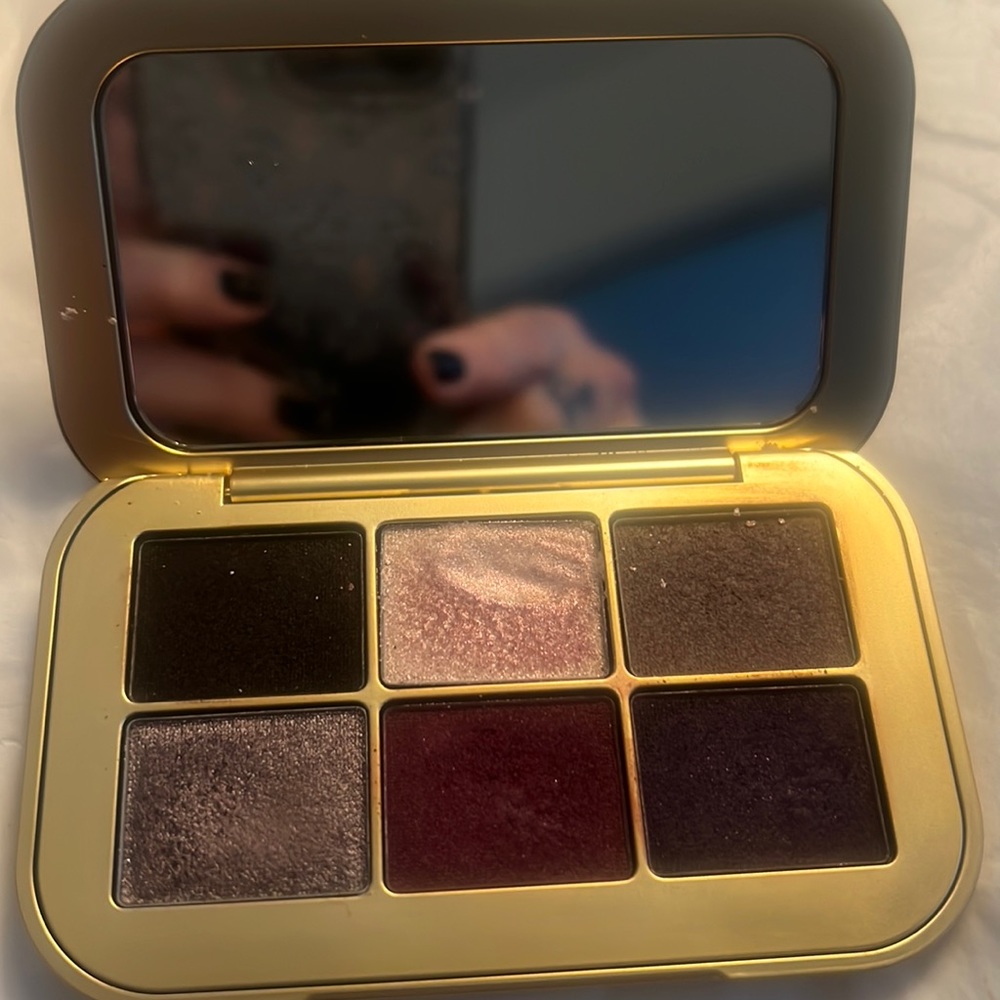 Lisa Eldridge Myth
EYESHADOW PALETTE
$62.00
NET WT. 5.4g / 0.19oz